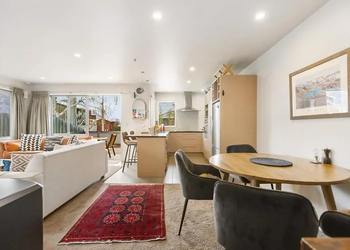 Amazing Location! 2 Bedroom Unit 別荘 *