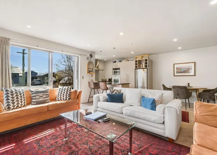 Amazing Location! 2 Bedroom Unit *
