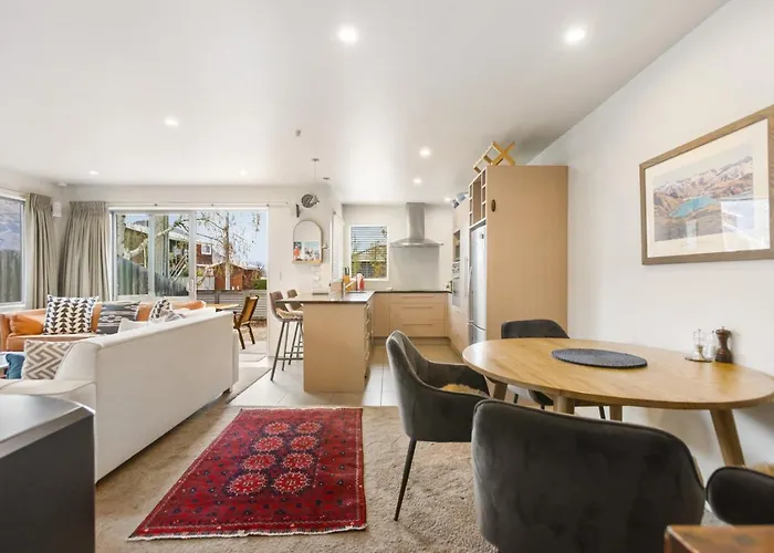아파트 Amazing Location! 2 Bedroom Unit *