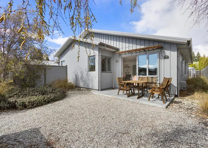 Amazing Location! 2 Bedroom Unit *