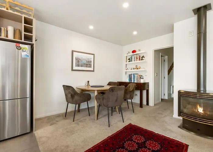 別荘 Amazing Location! 2 Bedroom Unit *